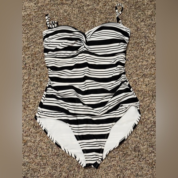Catalina Other - Women's size medium 8, 8/10 Catalina Black and White Striped swimsuit beach pool